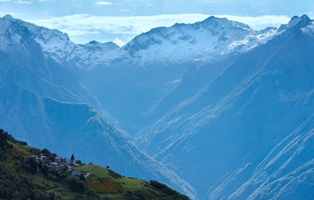 Bergsommermorgenansicht mit Schnee oben (Italien)