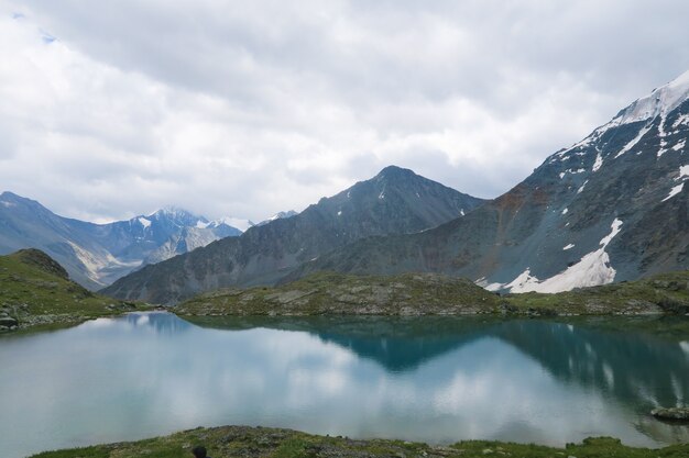 Bergspiegel kristallklarer See. Tal der 7 Seen. Altai-Gebirge, Russland