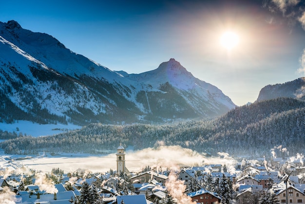 Bergstadt im Winter