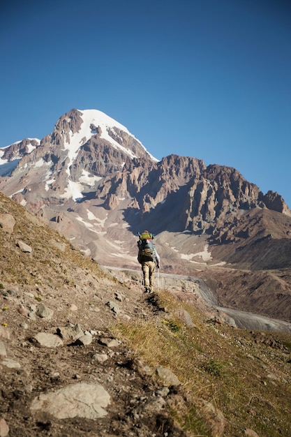 Bergsteigen mit Wanderausrüstung auf dem Weg zur Meteostation in Kazbek Georgia Mount kazbek alpinist expedition