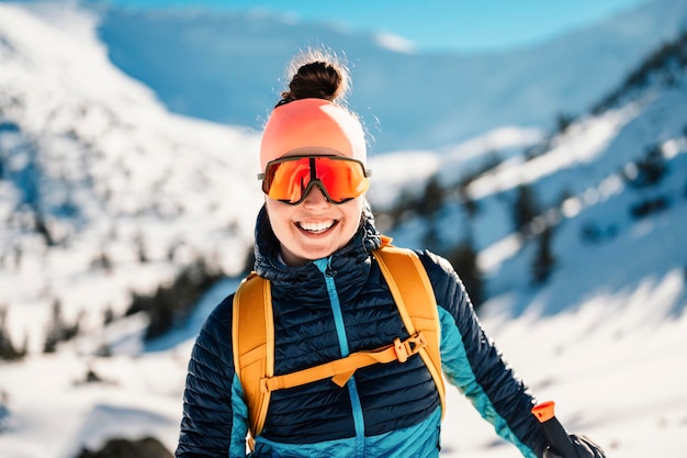 Bergsteiger Backcountry Ski Walking Skialpinist in den Bergen Skitouren in alpiner Landschaft mit schneebedeckten Bäumen Abenteuer Wintersport