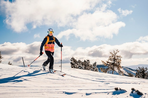 Bergsteiger Backcountry Ski Wandern Ski Frau Alpinist in den Bergen Skitouren in alpiner Landschaft mit schneebedeckten Bäumen Abenteuer Wintersport Freeride-Skifahren