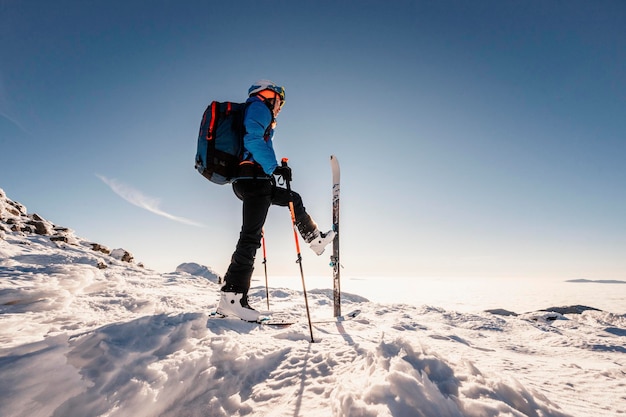 Bergsteiger-Backcountry-Skiwandern in den Bergen Skitouren in hochalpiner Landschaft Abenteuer-Winter-Extremsport Sonniger Tag