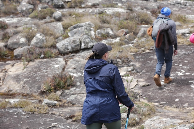 Bergsteiger, der Brasiliens höchste Gipfel in den Bergen mit ausgedehnten Wanderungen und Rucksacktouren erklimmt.