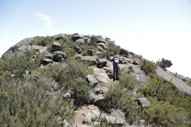 Bergsteiger, der Brasiliens höchste Gipfel in den Bergen mit ausgedehnten Wanderungen und Rucksacktouren erklimmt.