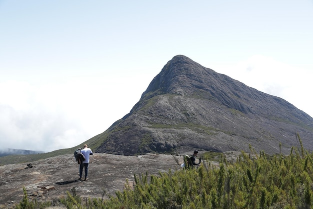 Bergsteiger, der Brasiliens höchste Gipfel in den Bergen mit ausgedehnten Wanderungen und Rucksacktouren erklimmt.