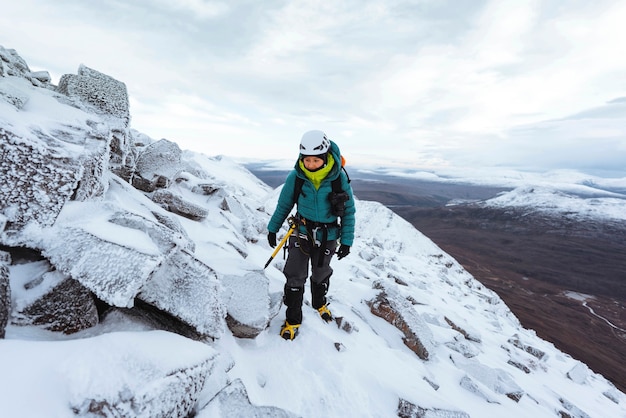 Bergsteiger klettern im Schnee am Liathach Ridge, Schottland