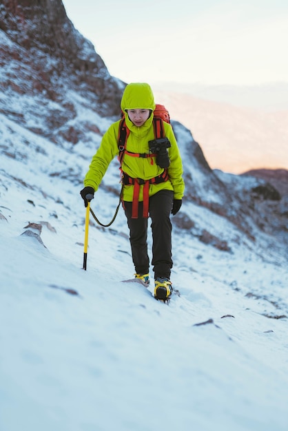 Bergsteiger klettert auf einen Schneeberg