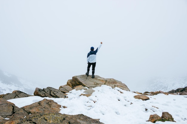 Bergsteiger mit erhobenen Armen