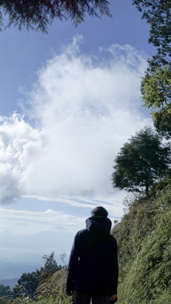 Bergsteiger ruht am Fuße des Berges mit sehr schönem Blick auf die Wolken