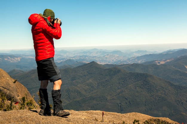 Bergsteigerfotograf im Felsenberggipfel