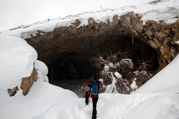 Bergsteigermann, der in den Schnee geht