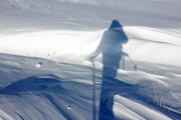 Foto bergsteigerschatten auf schnee