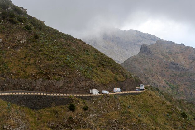 Bergstraße auf der Insel Teneriffa hohe Berge und dichte Wälder