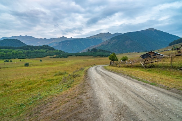 Bergstraße im Hochgebirgsdorf Tusheti, Omalo. Reise nach Georgien