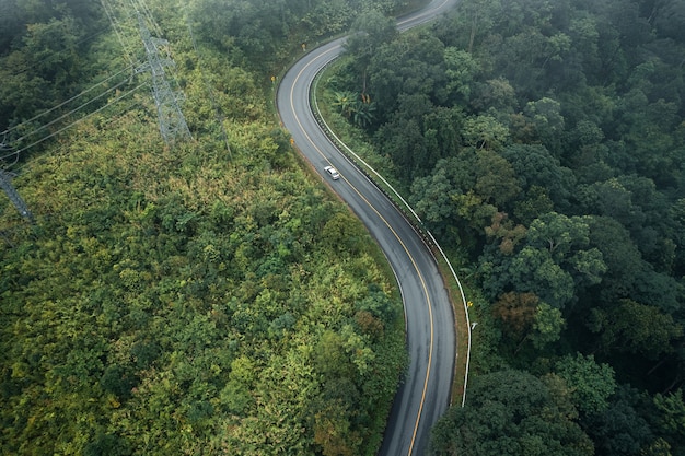 Bergstraße im regnerischen und nebligen Tag, Straße nach Pai