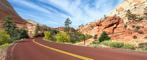 Bergstraße im Zion-Nationalpark im Herbst