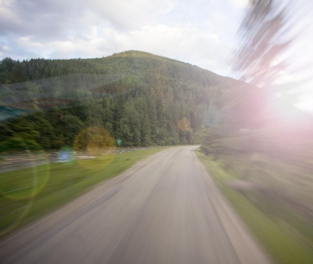 Bergstraße mit hoher Geschwindigkeit