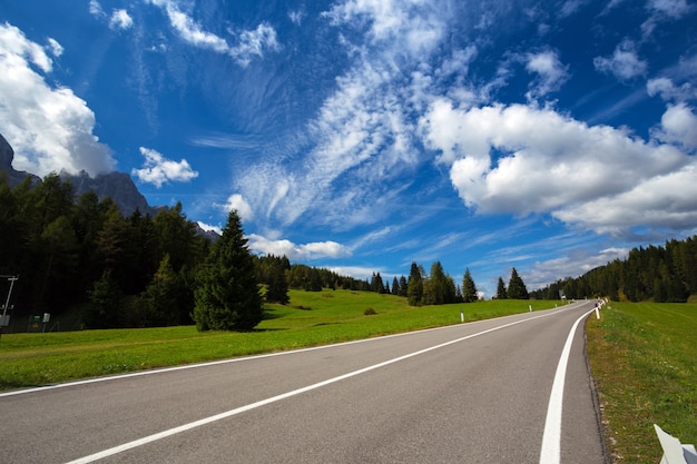 Bergstraße und blauer Himmel an den Bergen Dolomiten, Italien