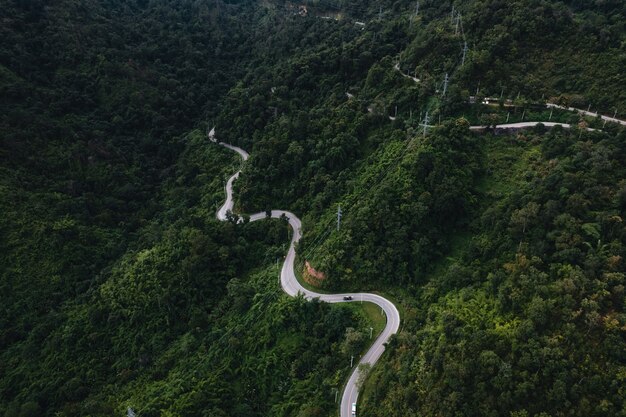 Bergstraße und grüne Bäume von oben nach Pai, Thailand