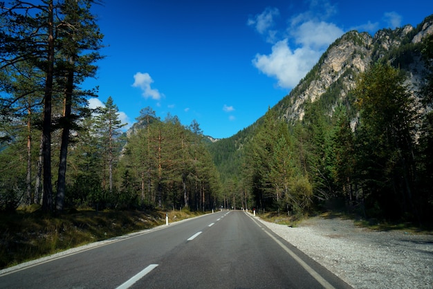 Bergstraßen-Autobahn des Dolomiten-Berges - Italien