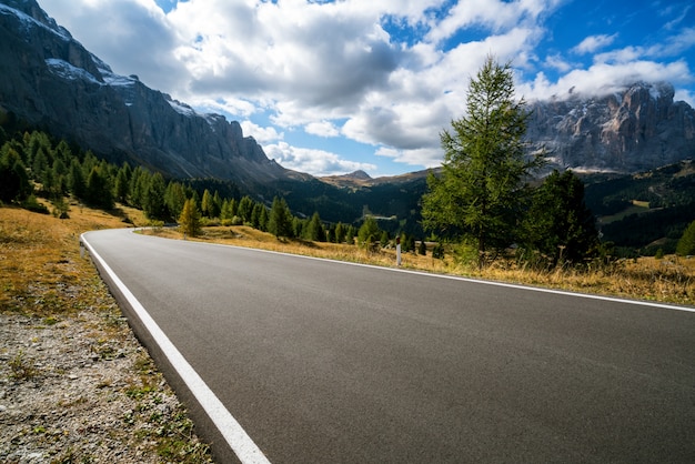 Bergstraßen-Autobahn des Dolomiten-Berges - Italien