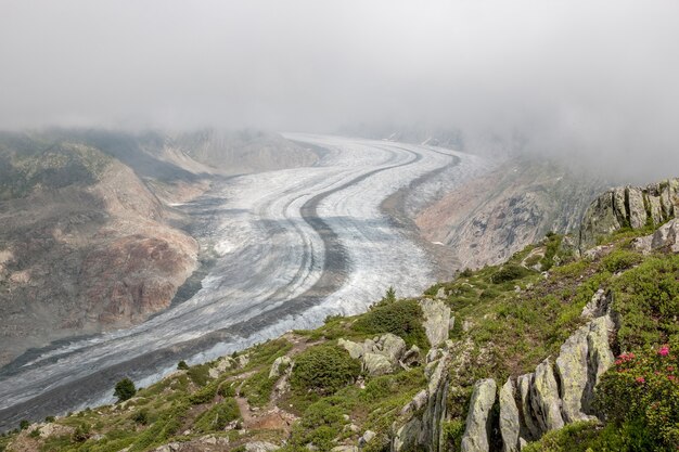 Bergszenen, Spaziergang durch den großen Aletschgletscher, Route Aletsch Panoramaweg im Nationalpark Schweiz, Europa. Sommerlandschaft, blauer Himmel und sonniger Tag