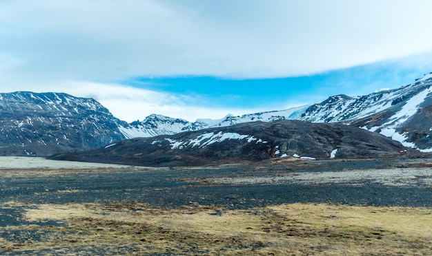 Bergtäler und Vulkan rund um den Eingang der Eishöhle sind ein sehr berühmtes Wahrzeichen in Island