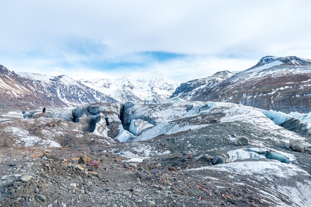 Bergtäler und Vulkan rund um den Eingang der Eishöhle sind ein sehr berühmtes Wahrzeichen in Island