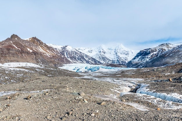 Bergtäler und Vulkan rund um den Eingang der Eishöhle sind ein sehr berühmtes Wahrzeichen in Island