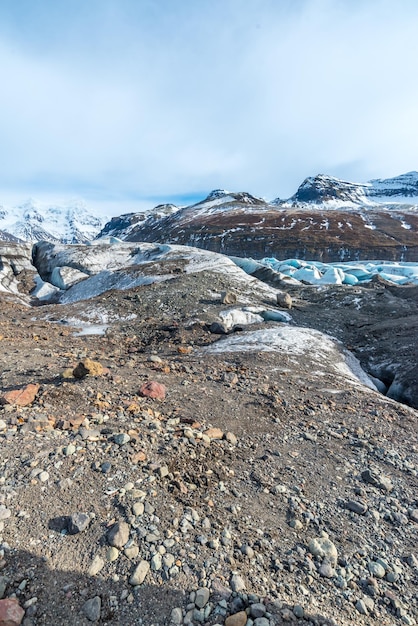 Bergtäler und Vulkan rund um den Eingang der Eishöhle sind ein sehr berühmtes Wahrzeichen in Island