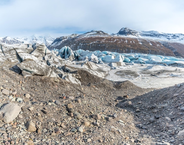 Bergtäler und Vulkan rund um den Eingang der Eishöhle sind ein sehr berühmtes Wahrzeichen in Island