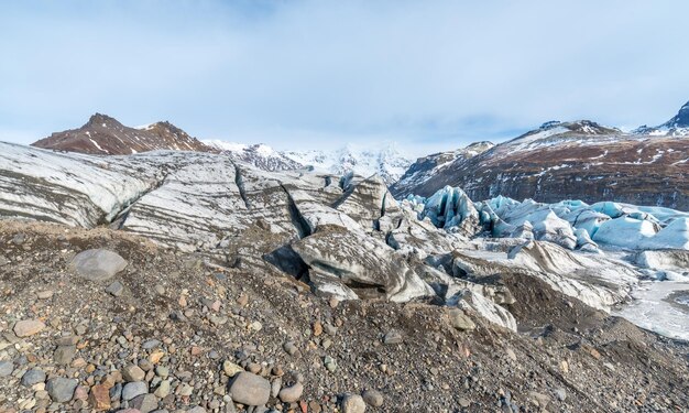 Bergtäler und Vulkan rund um den Eingang der Eishöhle sind ein sehr berühmtes Wahrzeichen in Island