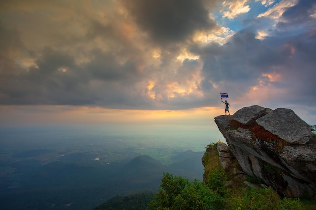 Bergtal bei hellem Sonnenuntergang Schöne Naturlandschaft im Sommer