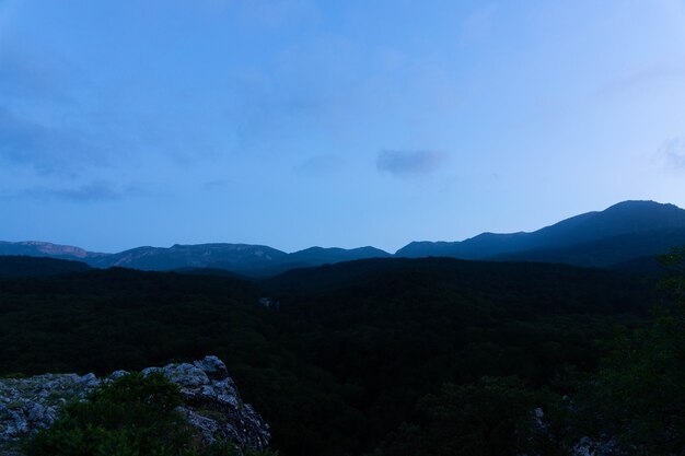 Bergtal bei Sonnenaufgang. Natürliche Sommerlandschaft