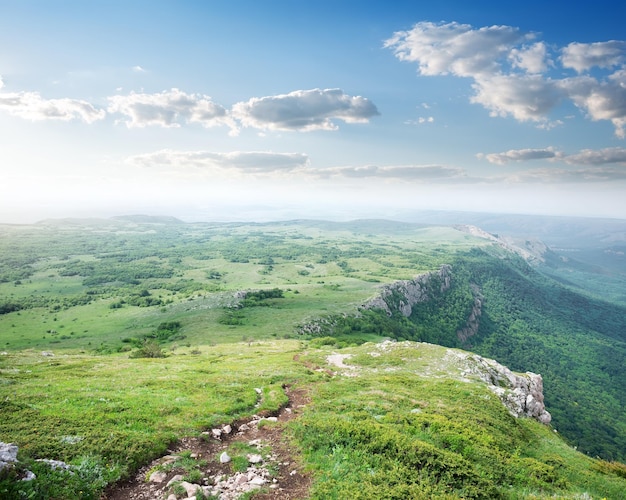 Bergtal mit grünem Gras im Frühling