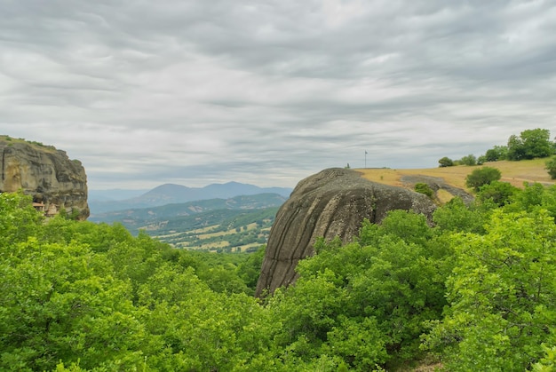 Bergtal mit schöner aussicht in griechenland kalabaka