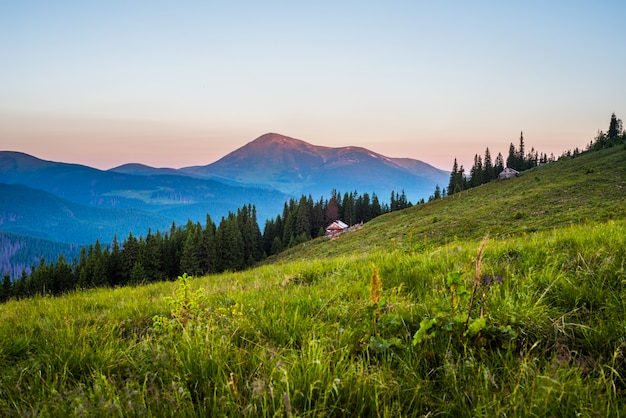 Bergtal und alte Holzhütte