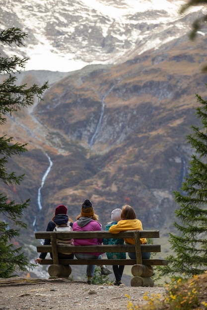 Bergtour. Familie in den Bergen sitzt auf einer Bank und schaut auf die Berge