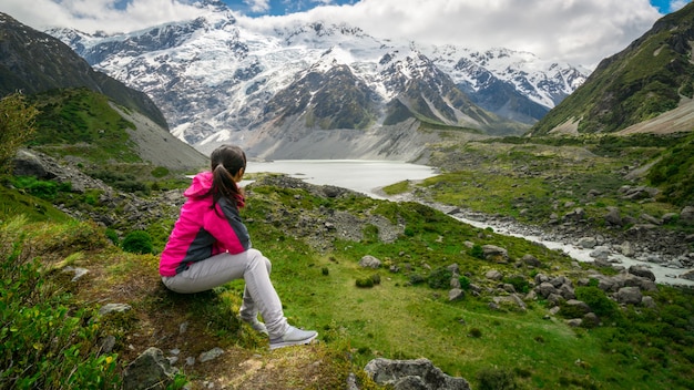 Bergwanderer, der in der Wildnislandschaft reist.