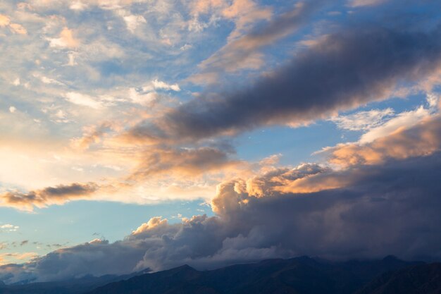 Bergwolken vor Regen über Berggipfeln