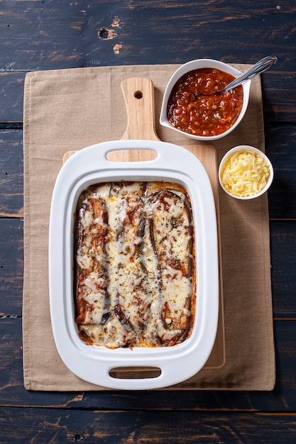 Berinjela à parmegiana com queijo e molho de tomate.