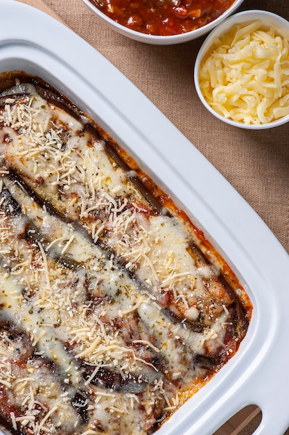 Berinjela à parmegiana com queijo e molho de tomate.