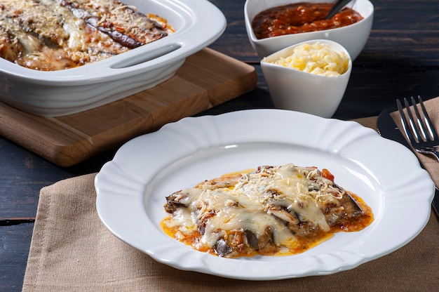 Foto berinjela à parmegiana com queijo e molho de tomate