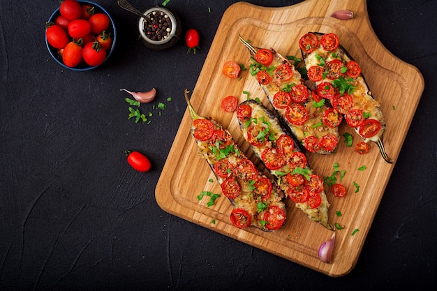 Berinjela assada com mussarela e tomate com ervas italianas. Postura plana. Vista do topo