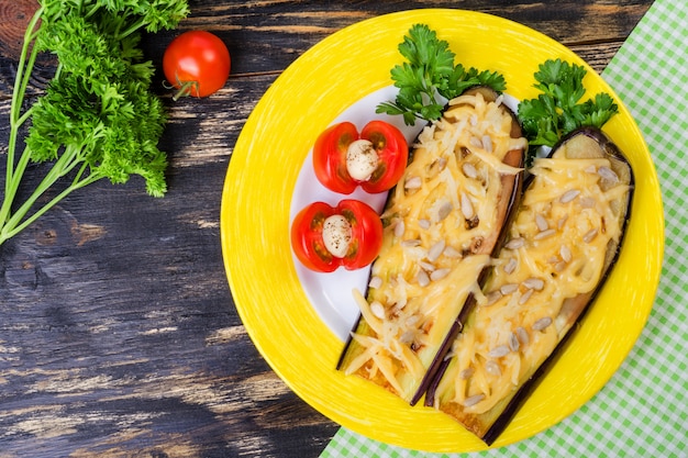 Berinjela assada com parmesão, sementes de girassol e tomate