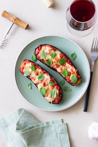 Berinjela assada com queijo mussarela, tomate e manjericão Alimentação saudável Comida italiana Parmigiana di melanzane