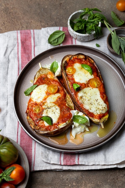 Berinjela assada com queijo mussarela, tomate e manjericão