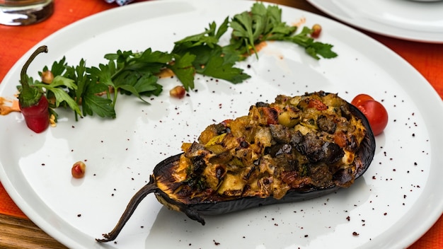 Berinjela assada com tomate, alho e colorau, sochi