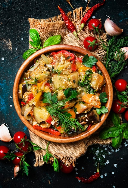 Berinjela cozida caseira com legumes e tomate na vista superior do frasco de vidro